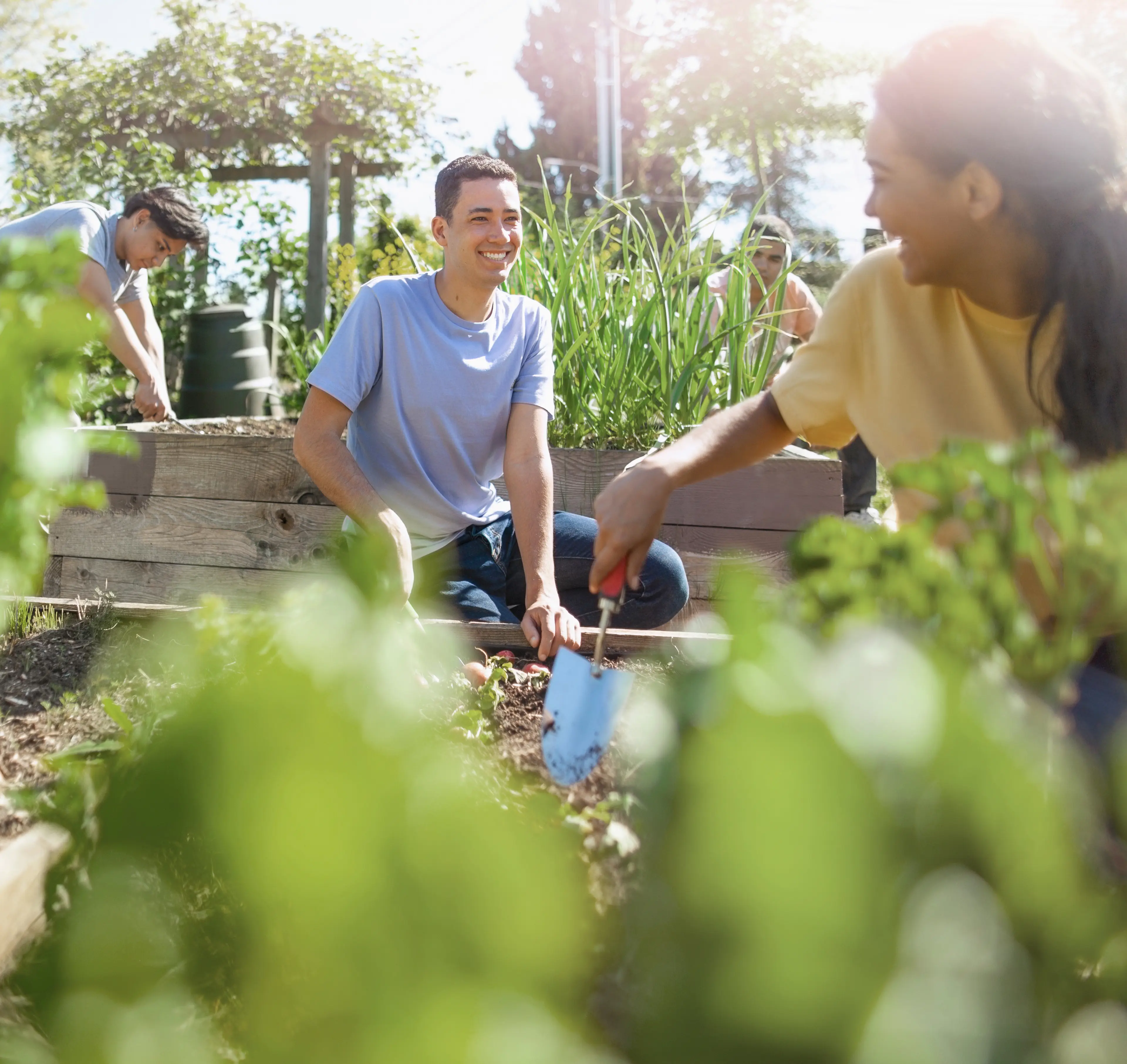 Bewohner beim gemeinsamen Urban Gardening im Nachbarschaftsgarten des Südtiroler Quartiers